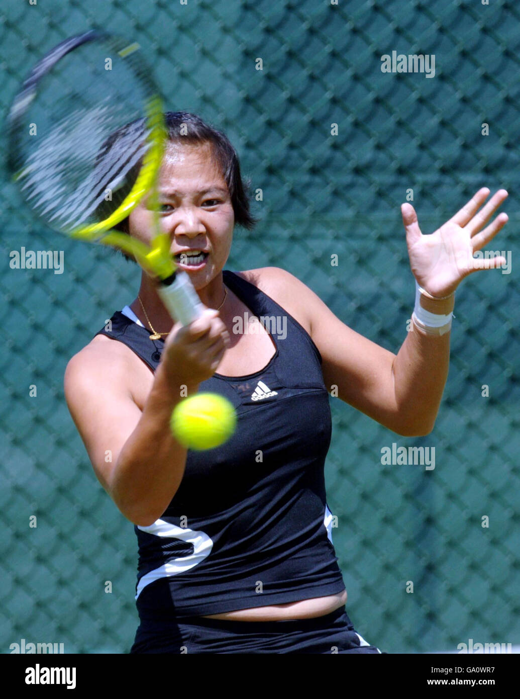 Meng Yuan en action contre Kelly Liggan en Irlande lors du tournoi Surbiton Trophy au Surbiton Racket Fitness Club, Surrey. Banque D'Images