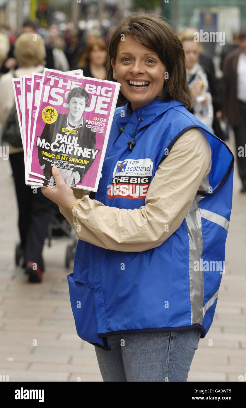 L'ancien apprenti candidat Sharon McAllister vend le magazine Big issue sur la rue Buchanan de Glasgow. Banque D'Images