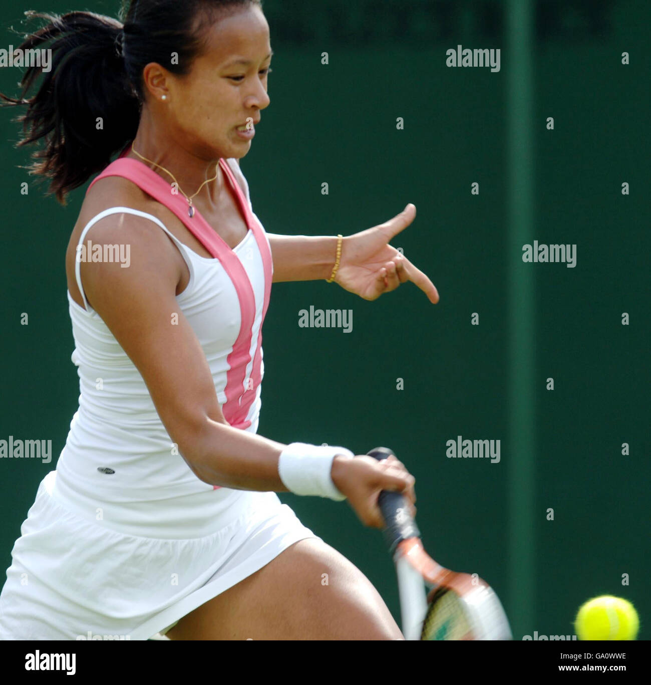 Natasha Khan de Briton en action contre Anne Keothavong lors du tournoi Surbiton Trophy au Surbiton Racket Fitness Club, Surrey. Banque D'Images