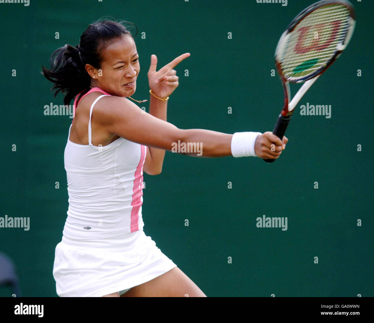 Natasha Khan de Briton en action contre Anne Keothavong lors du tournoi Surbiton Trophy au Surbiton Racket Fitness Club, Surrey. Banque D'Images