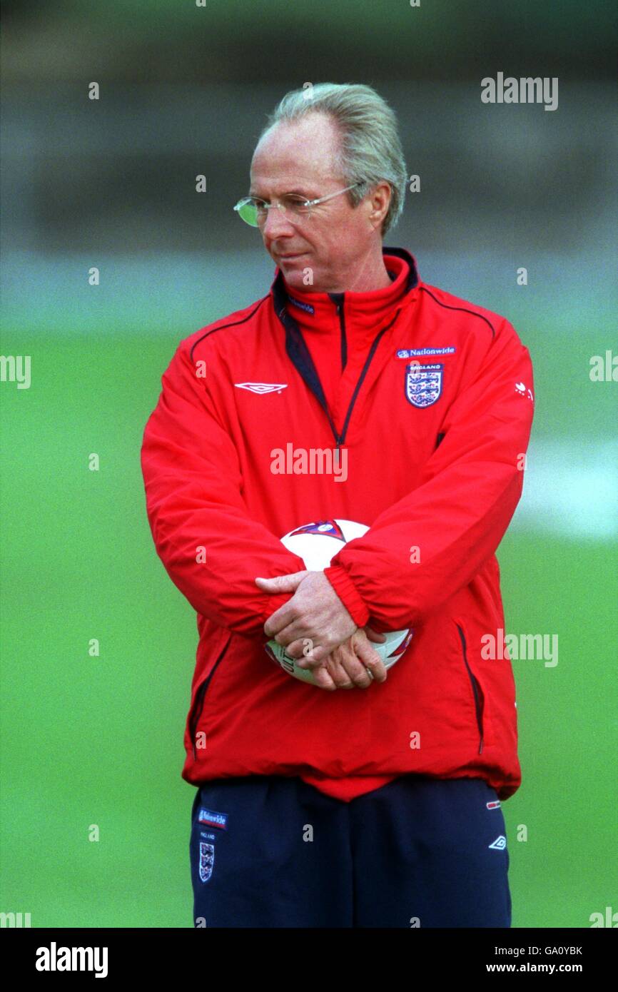 Football -qualification de la coupe du monde - Angleterre / Grèce - Groupe neuf - Angleterre entraînement.Le directeur de l'Angleterre, Sven Goran Eriksson, se déchue d'un ballon de football tout en regardant l'entraînement de l'Angleterre Banque D'Images