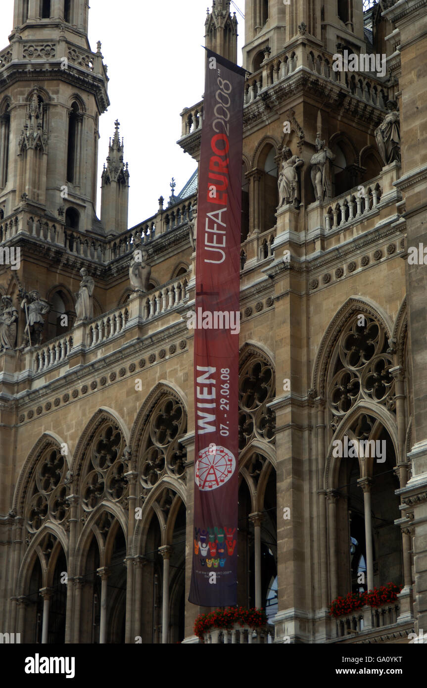 Stock de voyage - Vienne - Autriche.Le Rathaus (hôtel de ville) avec une bannière annonçant les Championnats d'Europe de football 2008 Banque D'Images