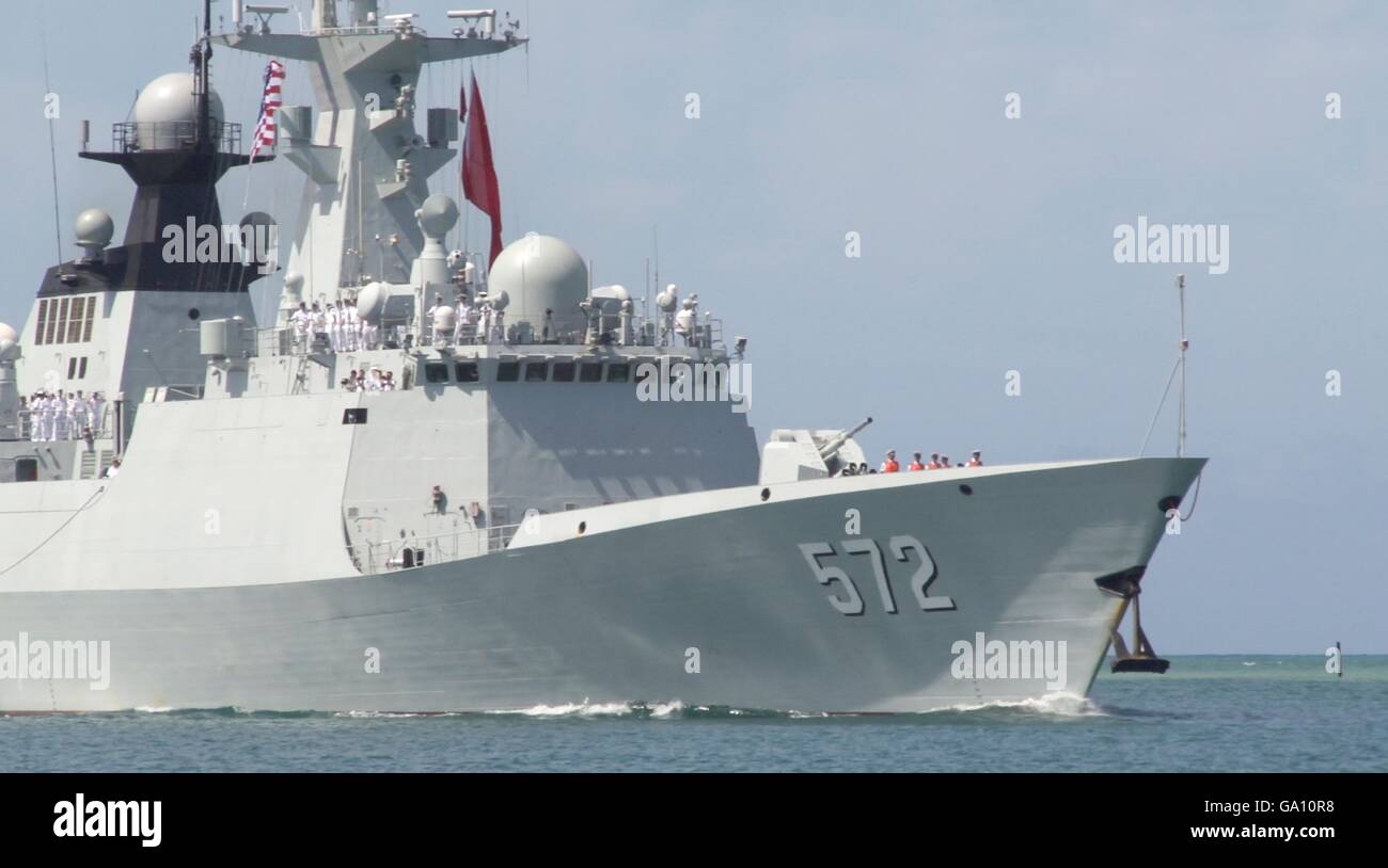 La libération du peuple chinois Jiangkai Marine II Classe de frégates multi-rôle tire Hengshui dans Pearl Harbor pour l'assemblée annuelle de la Pacific Rim exercices multinationaux 29 juin 2016 à Honolulu, Hawaï. Vingt-six nations, plus de 40 navires et sous-marins, participera à la plus grand exercice maritime international. Banque D'Images