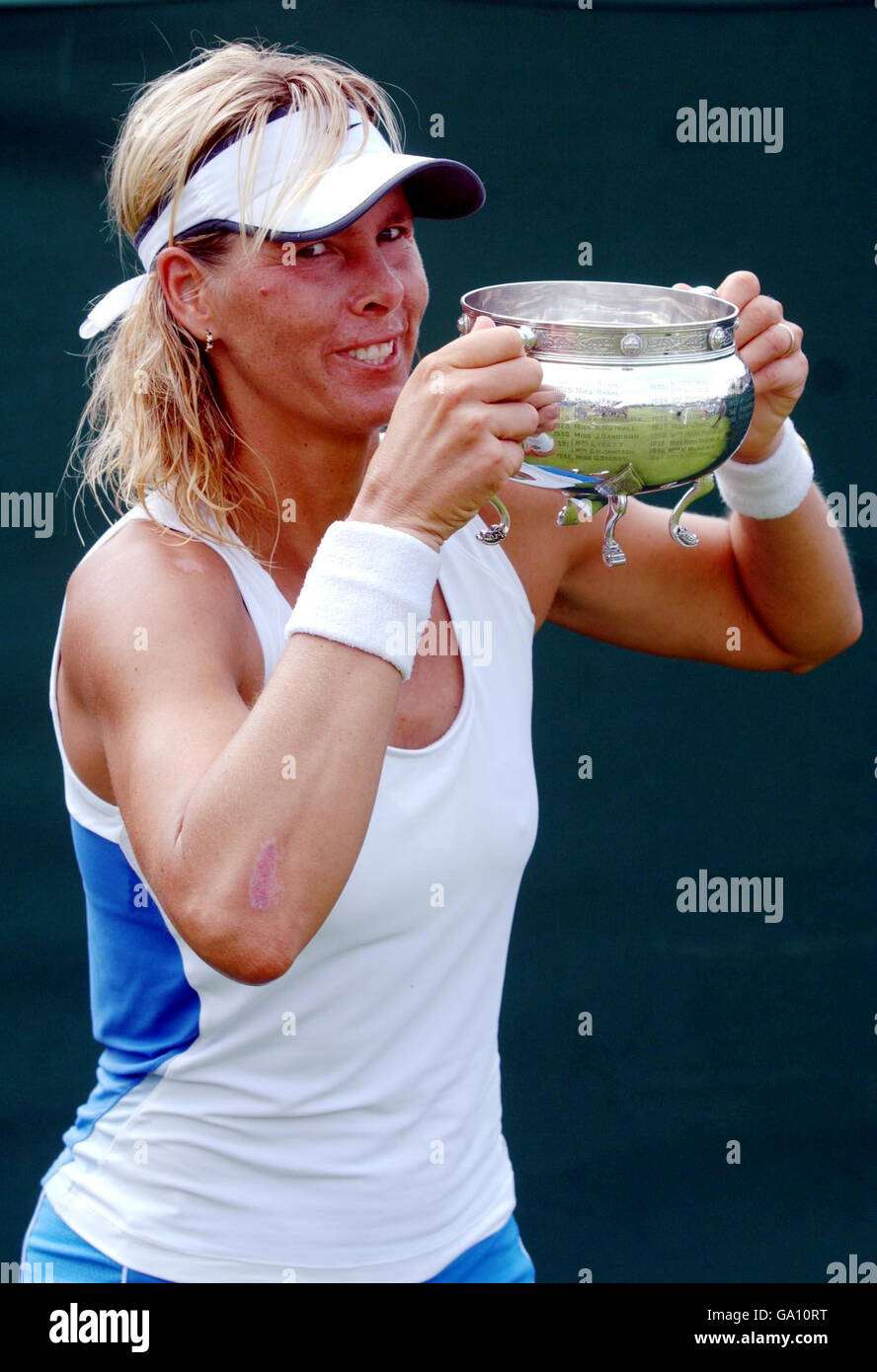 Brenda Schultz-McCarthy de Hollande avec le trophée après avoir battu le Japon Ayumi Morita lors du tournoi Surbiton Trophy au Surbiton Racket Fitness Club, Surrey. Banque D'Images