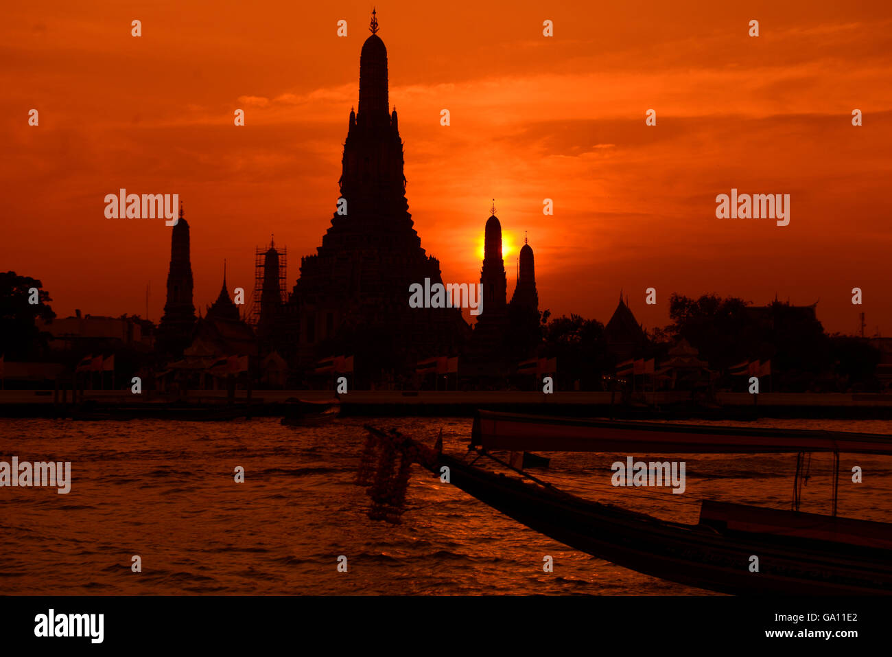 Le Wat Arun à la Mae Nam Chao Phraya, dans la ville de Bangkok en Thaïlande en Southeastasia. Banque D'Images