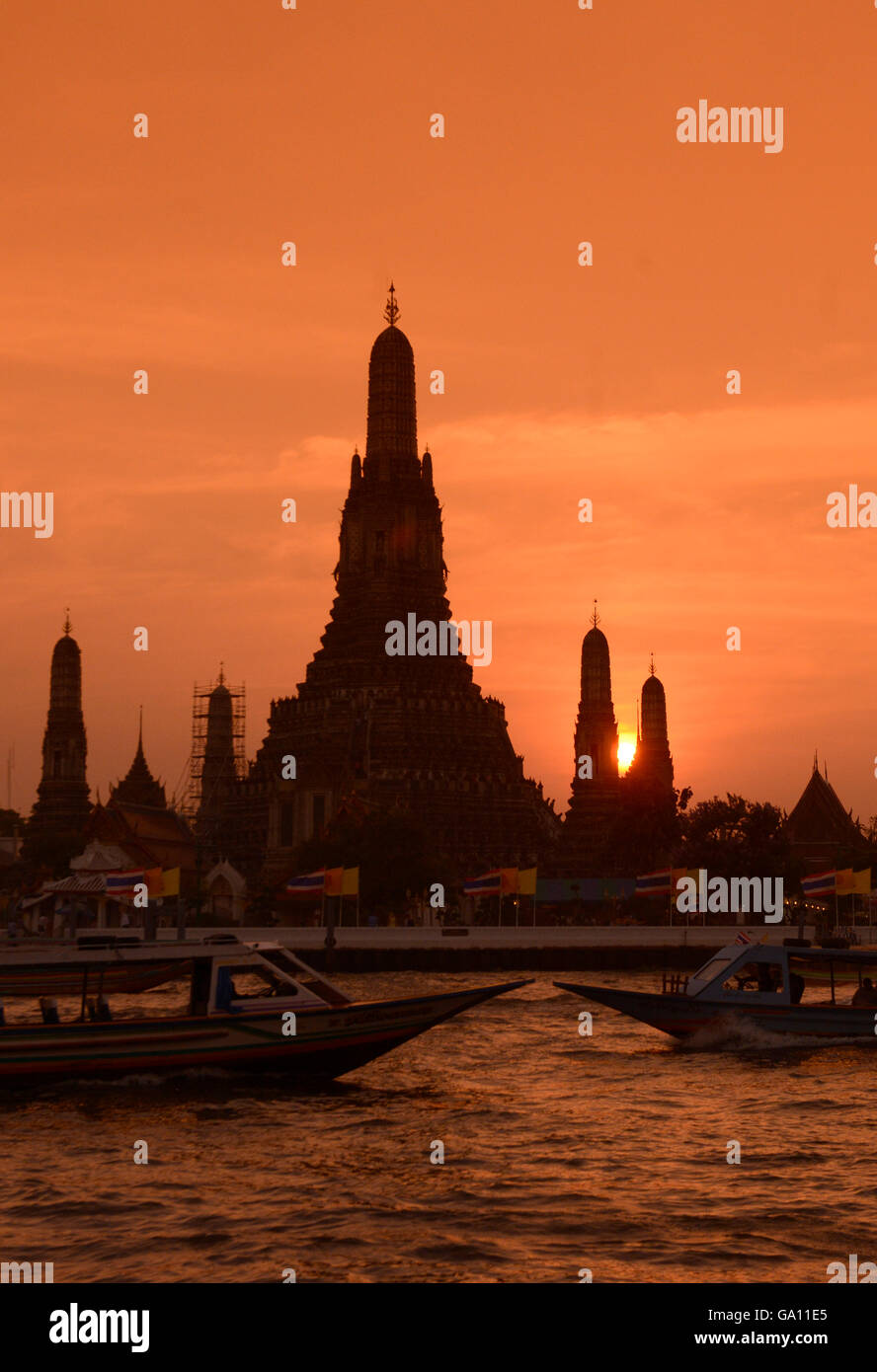 Le Wat Arun à la Mae Nam Chao Phraya, dans la ville de Bangkok en Thaïlande en Southeastasia. Banque D'Images