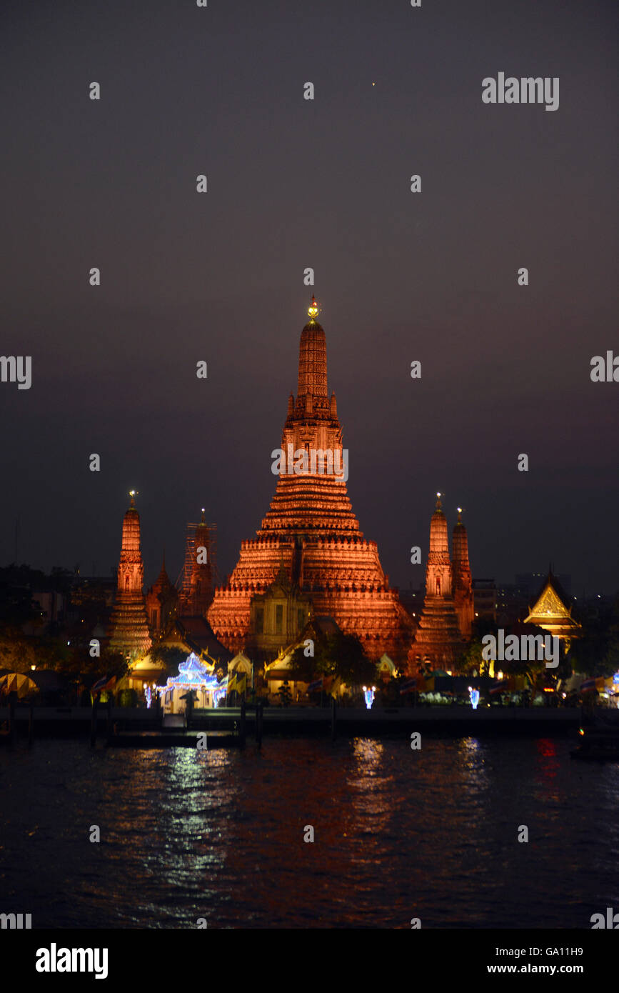 Le Wat Arun à la Mae Nam Chao Phraya, dans la ville de Bangkok en Thaïlande en Southeastasia. Banque D'Images