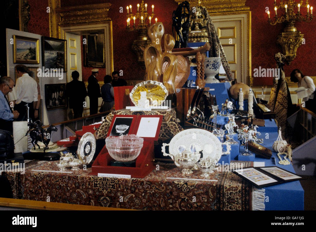 Cadeaux de mariage pour le prince et la princesse de Galles exposés dans la salle du trône du Palais St James à Londres. Banque D'Images