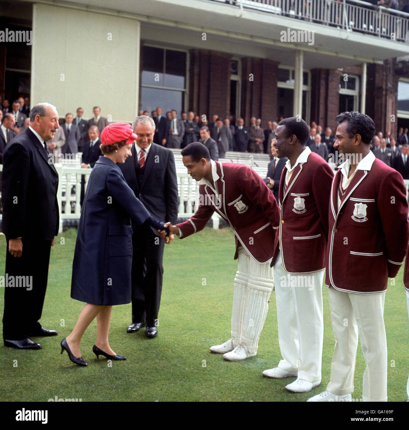 La reine Elizabeth II (l) est présentée au capitaine des Antilles Gary Sobers (c) avant le début de la deuxième journée Jouez à Lord's. Banque D'Images