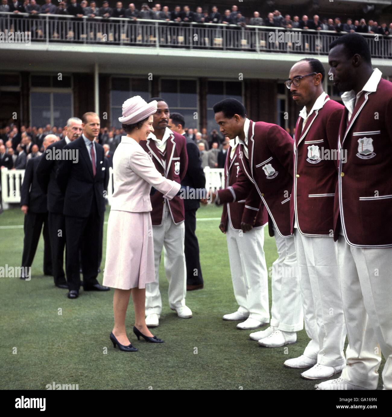 HRH la reine Elizabeth II (l) est présentée aux Antilles Gary Sobers (c) avant le début de la première journée Jouez à Lord's. Banque D'Images