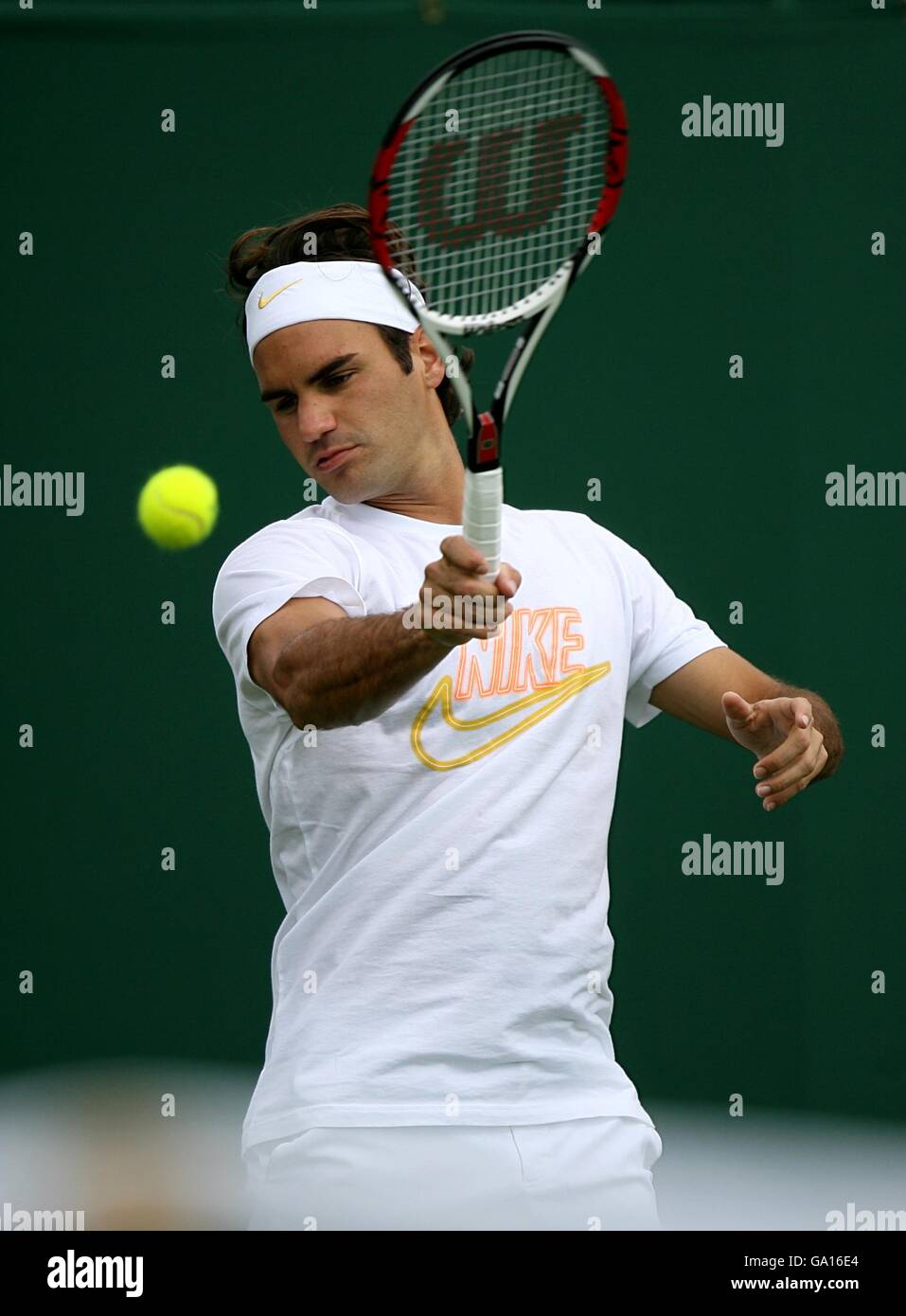 Roger Federer en action pendant la pratique. Utilisation de l'impression éditoriale et sites Web éditoriaux associés aux produits imprimés uniquement. Pas d'utilisation de téléphone mobile. Autre utilisation possible avec l'approbation écrite de tous les clubs d'Angleterre uniquement. Banque D'Images
