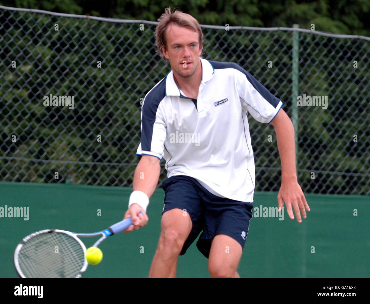 James May de la Grande-Bretagne en action contre Riccardo Ghedin de l'Italie lors du tournoi Surbiton Trophy au Surbiton Racket Fitness Club, Surrey. Banque D'Images