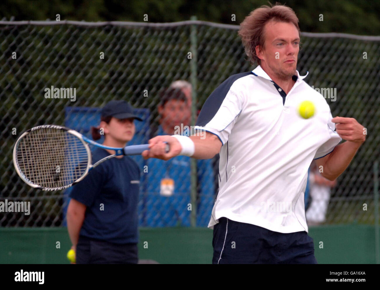 James May de la Grande-Bretagne en action contre Riccardo Ghedin de l'Italie lors du tournoi Surbiton Trophy au Surbiton Racket Fitness Club, Surrey. Banque D'Images