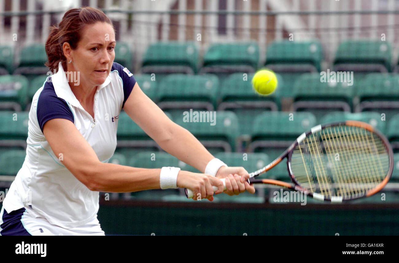 Sarah Borwell en Grande-Bretagne contre Jemea Jackson aux Etats-Unis lors du tournoi Surbiton Trophy au Surbiton Racket Fitness Club, Surrey. Banque D'Images