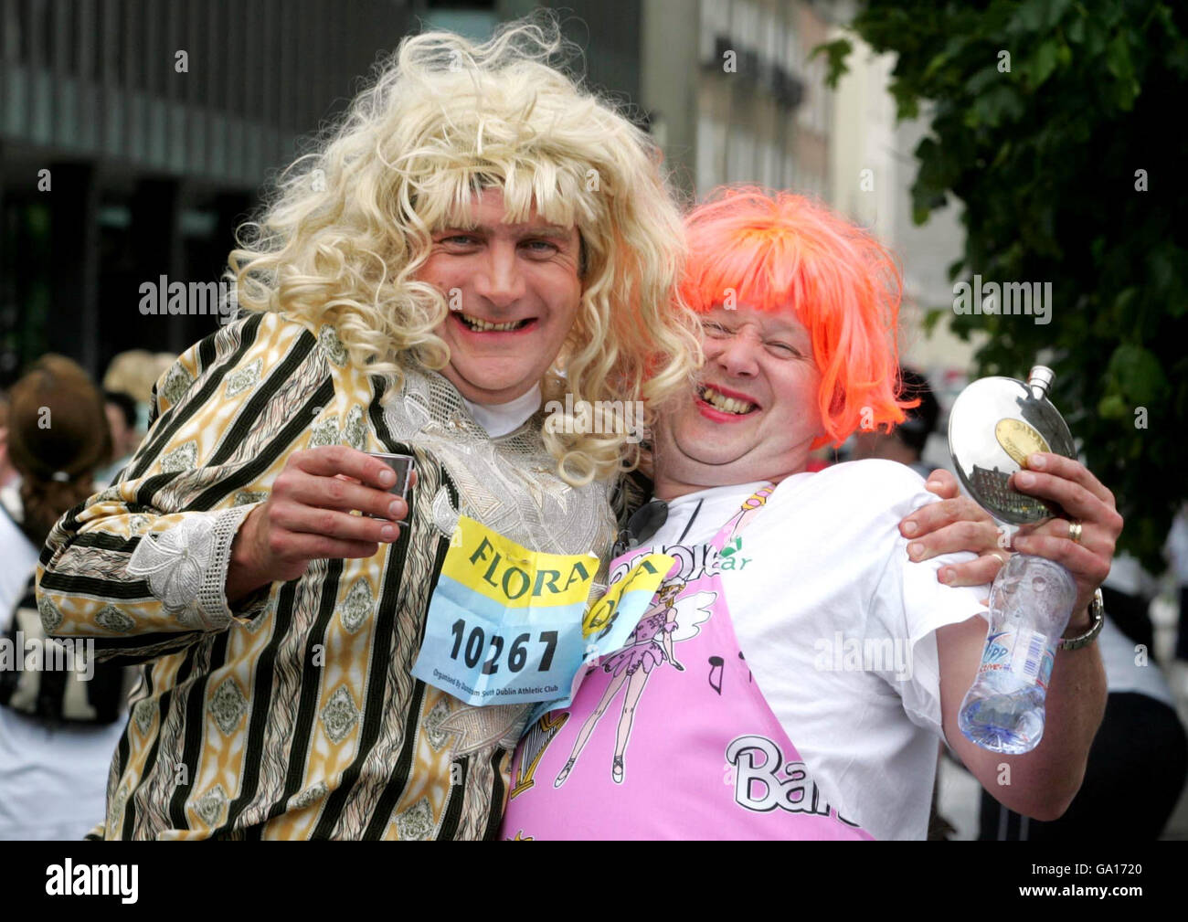 Michael Flanagan, de Sligo, et Kieran Moylan, de Tubercurry partagent une boisson avant de participer au mini-marathon Flora Women's à Dublin. Banque D'Images