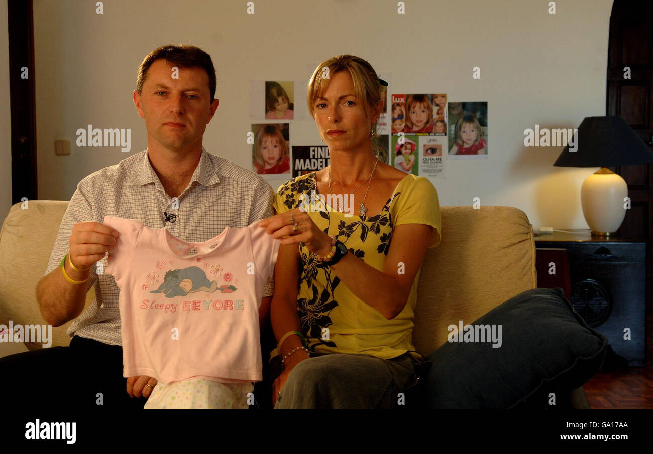 Kate et Gerry McCann ont des pyamas appartenant à leur fille Amelie qui sont semblables à ceux portés par la fille Madeleine la nuit où elle a disparu car ils font appel au programme de la BBC Crimewatch, à Praia Da Luz, Portugal. Banque D'Images