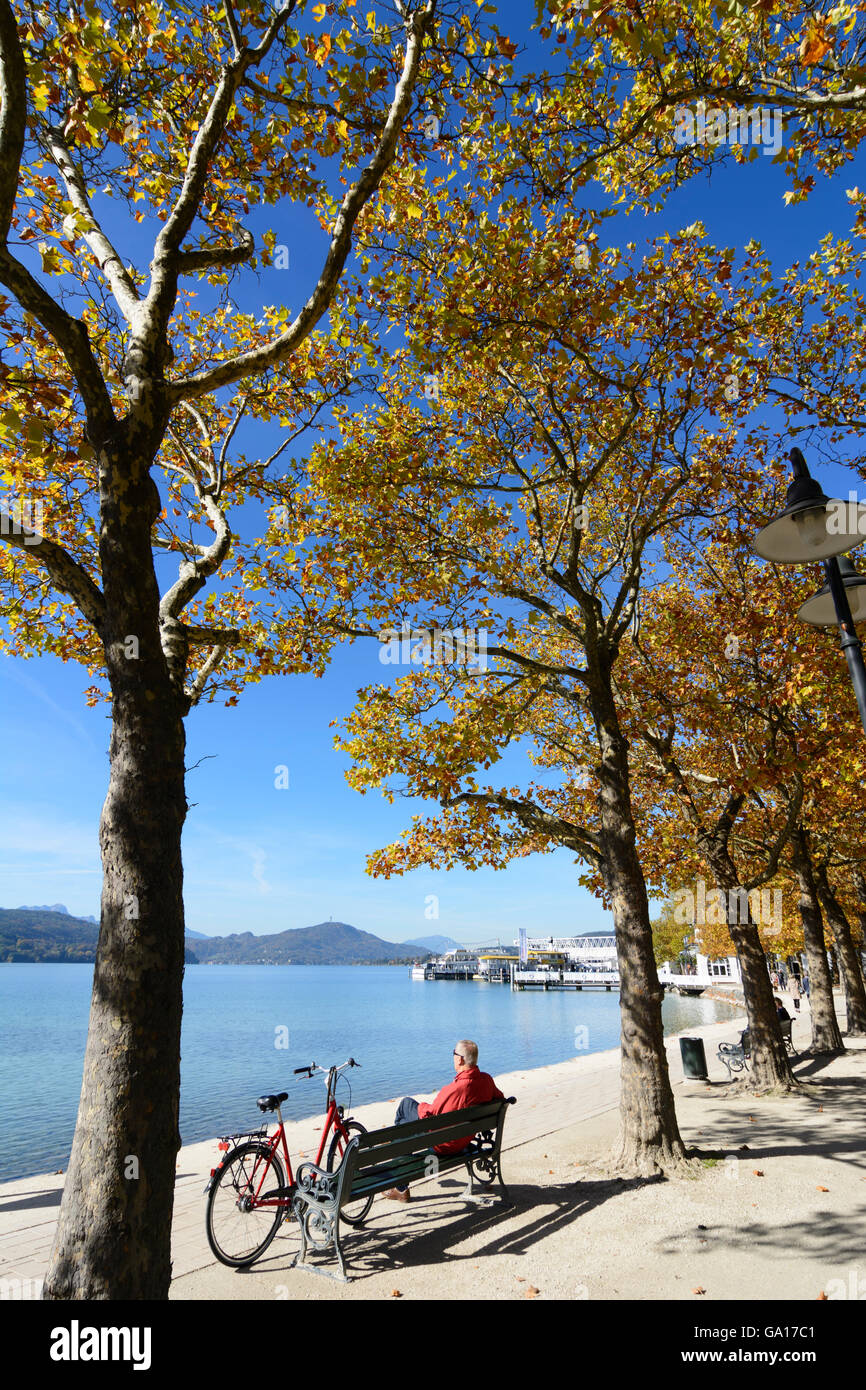 Le lac Wörthersee, scène flottante avec vue de la tour d'observation à l'Pyramidenkogel, Klagenfurt, Autriche, K Banque D'Images