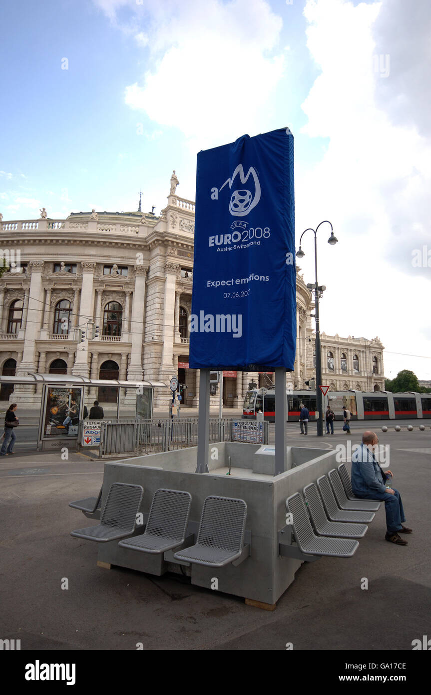 Stock de voyage - Vienne - Autriche.Une bannière annonçant les Championnats d'Europe de football 2008 près du Burgtheater Banque D'Images