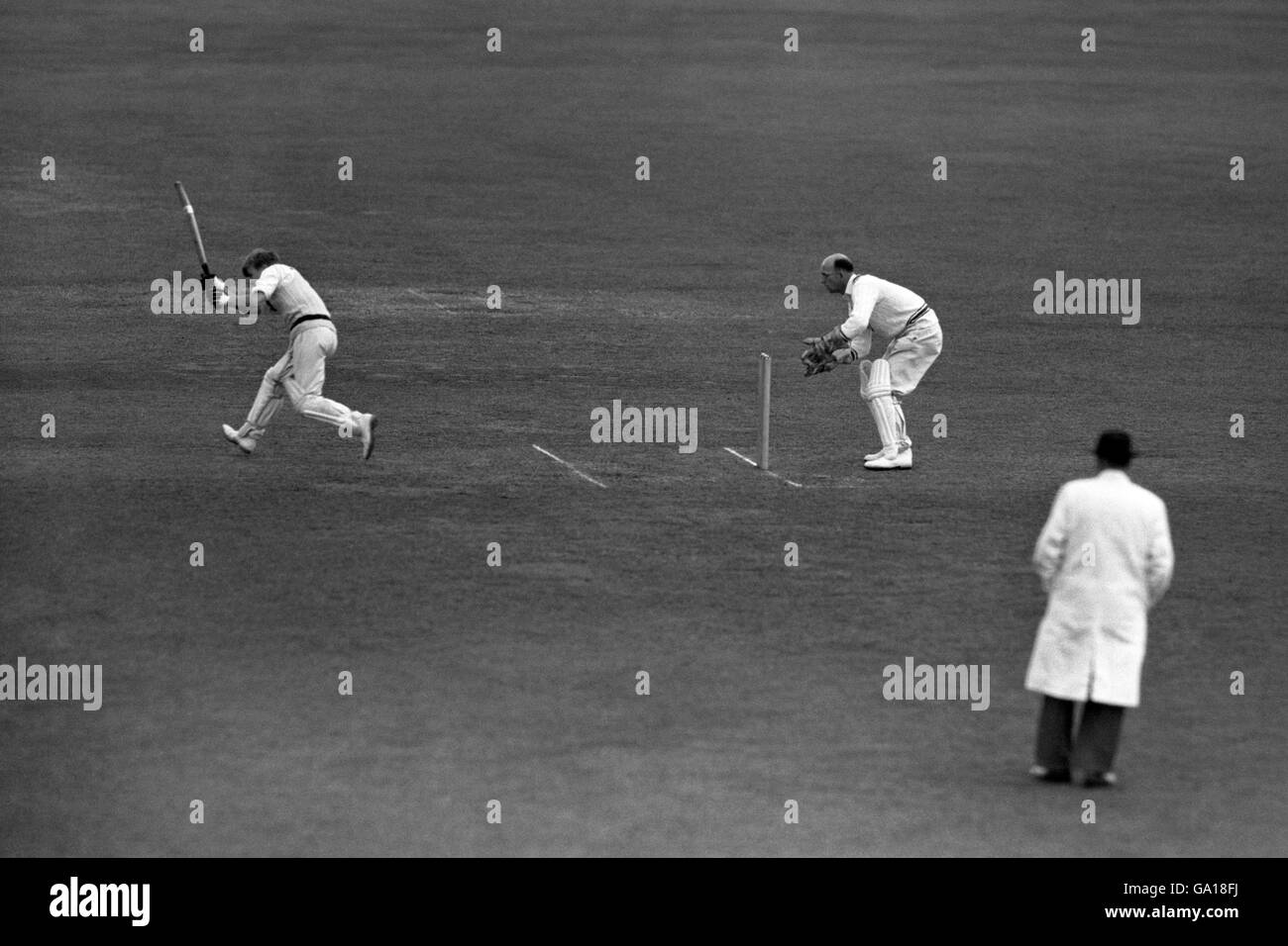 Cricket - Marylebone Cricket Club v Oxford University - Lord's.Hubert Eustache Webb (l), de l'Université d'Oxford, fait passer la balle par le point de couverture Banque D'Images