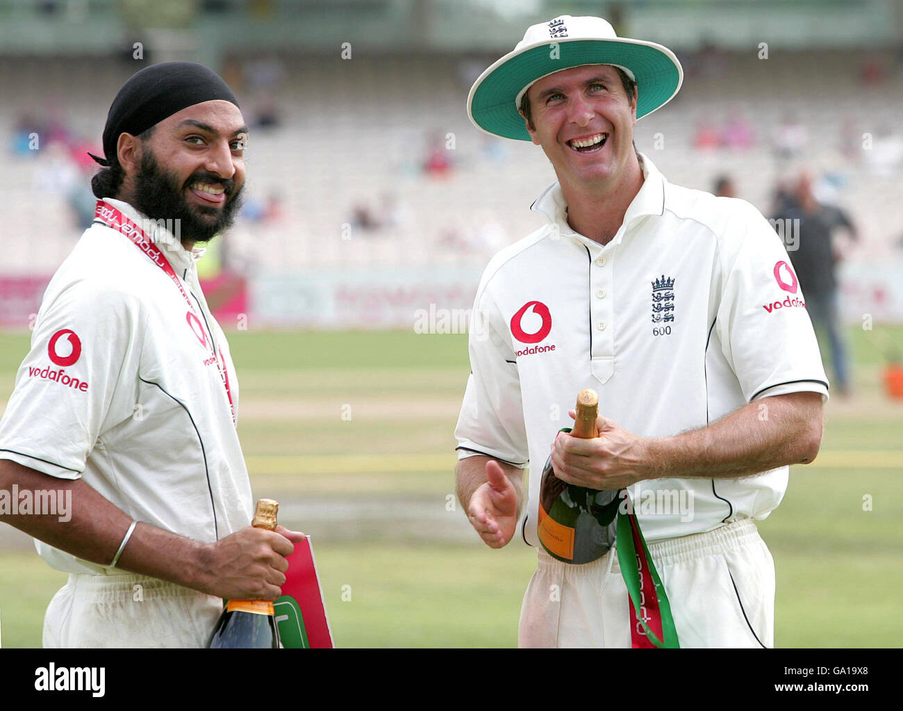 Le capitaine d'Angleterre Michael Vaughan (à droite) célèbre avec l'homme du match Monty Panesar après le troisième match de npower contre les Antilles à Old Trafford, Manchester. Banque D'Images