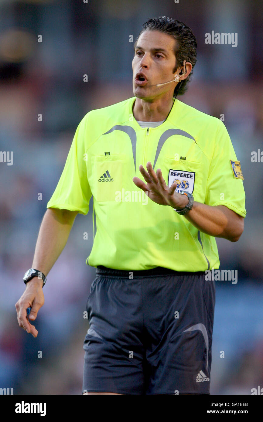 Football - 'B' International friendly - Angleterre / Albanie - Turf Moor.Andrea de Marco, Referee Banque D'Images