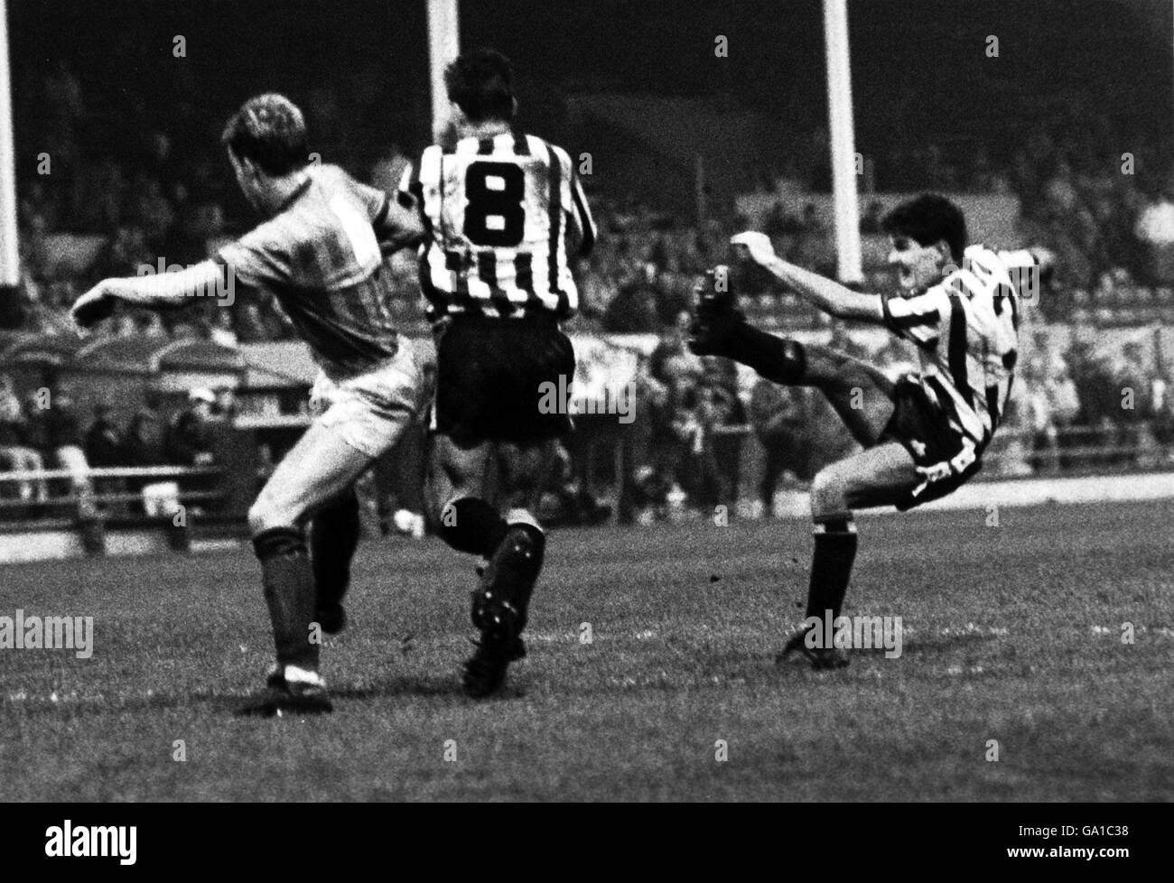 Soccer - Barclays League Division 3 - Notts County / Brentford - Meadow Lane.Chris Writhe du comté de Notts (à droite).7/11/1987 Banque D'Images Soccer - Barclays League Division 3 - Notts County / Brentford - Meadow Lane.Chris Writhe du comté de Notts (à droite).7/11/1987 Banque D'Images