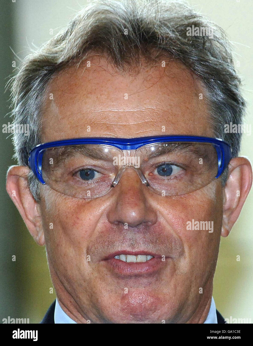 Le Premier ministre britannique Tony Blair porte des lunettes de protection lorsqu'il regarde autour du département d'ingénierie lors d'une visite au Knowsley Community College de Liverpool. Banque D'Images