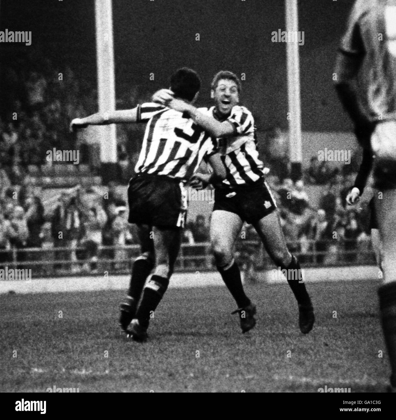 Soccer - Barclays League Division 3 - Notts County / Brentford - Meadow Lane.Geoff Pike, skipper du comté de Notts, danse pour la joie avec Chris Withe (3) après le but de Withe.7/11/1987 Banque D'Images Soccer - Barclays League Division 3 - Notts County / Brentford - Meadow Lane.Geoff Pike, skipper du comté de Notts, danse pour la joie avec Chris Withe (3) après le but de Withe.7/11/1987 Banque D'Images