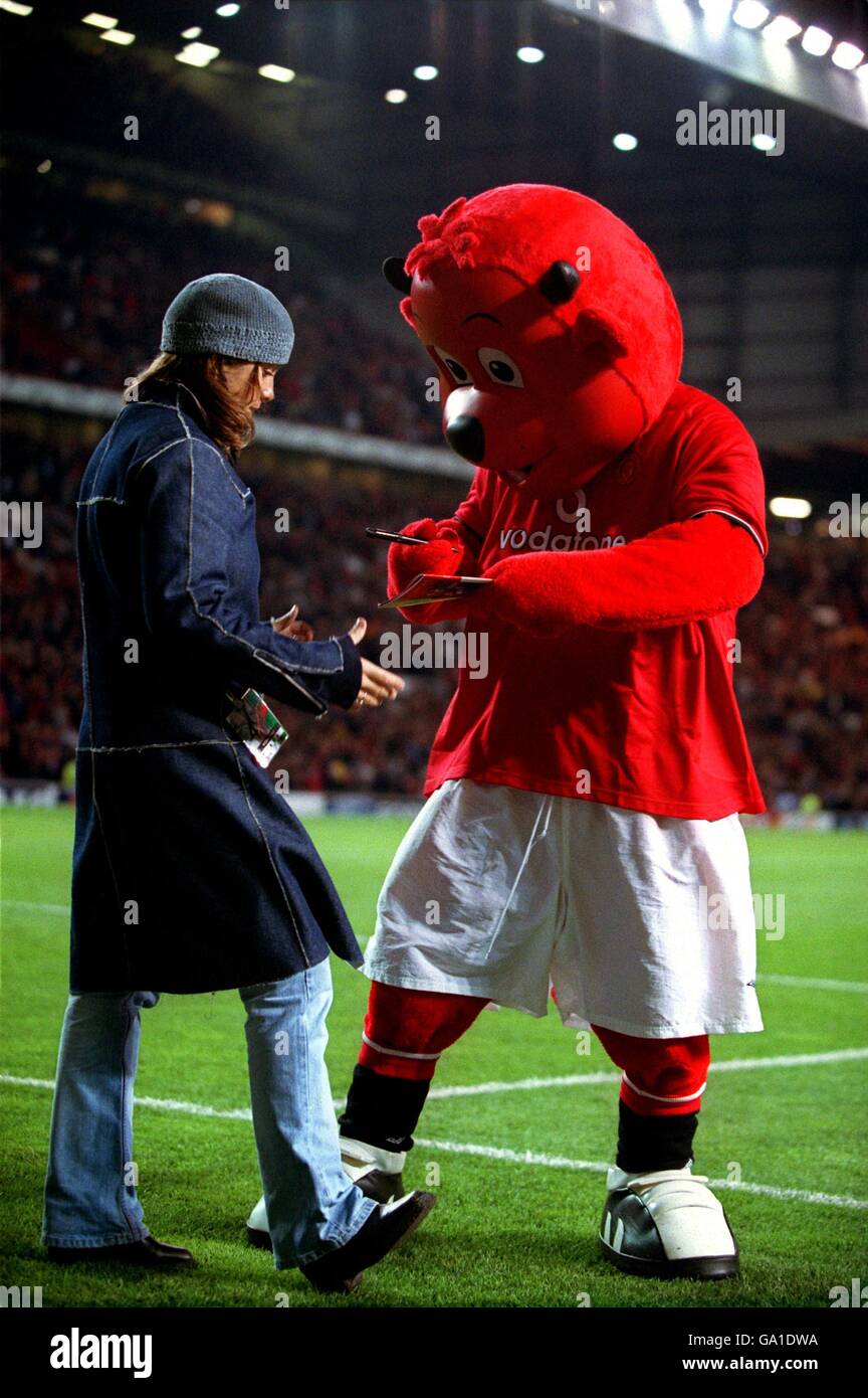 La mascotte de Manchester United Fred The Red signe un autographe pour un ventilateur Banque D'Images