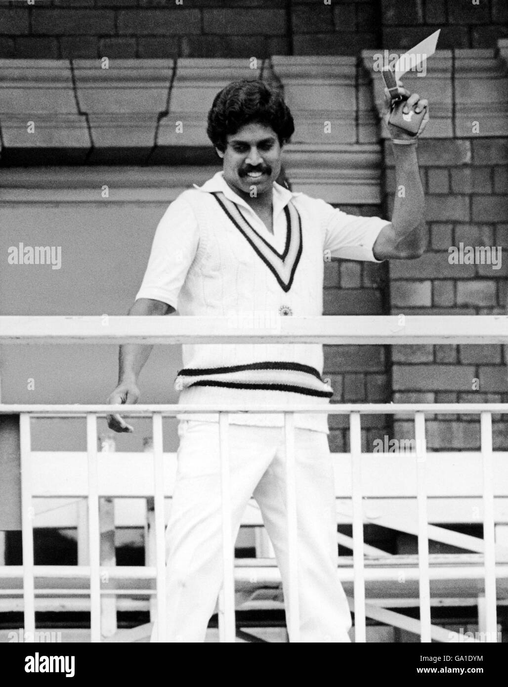 Man of the Match, Kapil Dev en Inde, célèbre sur le balcon du pavillon de Lord, malgré la défaite de son équipe Banque D'Images