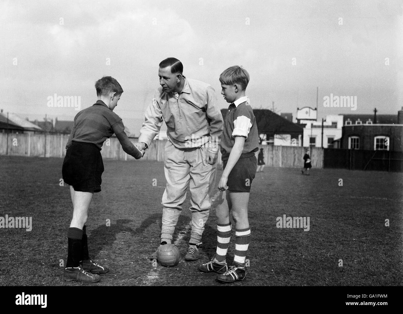 L'arbitre Ken Aston, le seul Anglais sélectionné pour l'arbitre dans la finale de la coupe du monde 1962 au Chili, en charge d'un match des élèves de moins de 11 ans - (arbitre pour la bataille infâme de Santiago entre le Chili et l'Italie) Banque D'Images