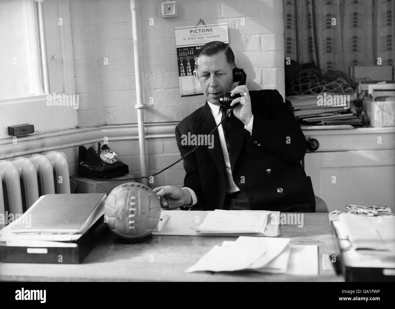 L'arbitre Ken Aston, le seul Anglais sélectionné pour l'arbitre dans les finales de la coupe du monde 1962 au Chili, au téléphone à son bureau - (arbitre pour la bataille tristement célèbre de Santiago entre le Chili et l'Italie) Banque D'Images