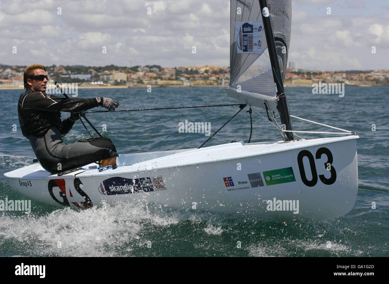 L'équipe olympique britannique de voile espère Ed Wright en action dans sa classe Finn dingy à Cascais, Portugal où il est sur le point de participer aux Championnats du monde de voile de la FIAS. APPUYEZ SUR ASSOCIATION photo. Date de la photo: Mercredi 20 juin 2007. Ed est dans la même classe que Ben Ainslie qui est actuellement impliqué dans la coupe de l'Amérique et donc incapable d'assister aux Championnats du monde. Son absence donne à l'équipe un mal de tête de sélection décidant qui envoyer à Pékin l'année prochaine, le trois fois médaillé olympique ou le sous-formulaire Wright. Le crédit photo devrait se lire: Chris Ison/PA Wire. Banque D'Images