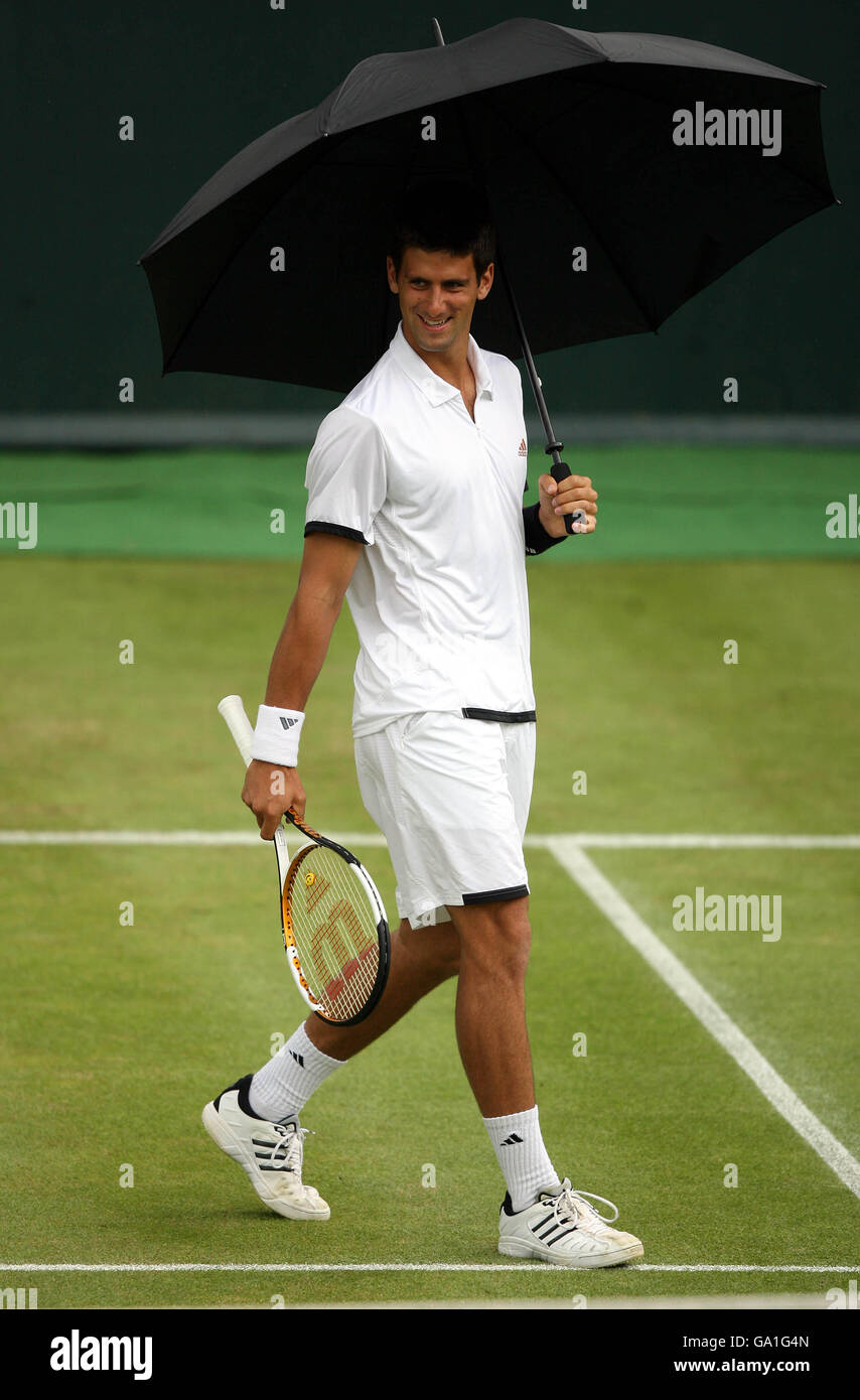 Novak Djokovic joue au tennis tout en tenant un parapluie pendant son Match  avec Jamie Baker Photo Stock - Alamy