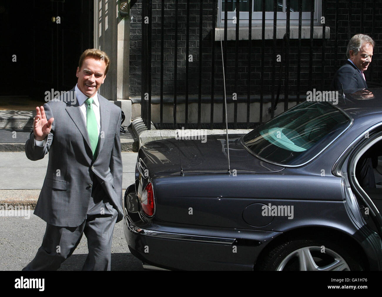 Le Premier ministre Tony Blair avec le gouverneur de la Californie Arnold Schwarzenegger (à gauche) car ils quittent le 10 Downing Street dans le centre de Londres. Banque D'Images