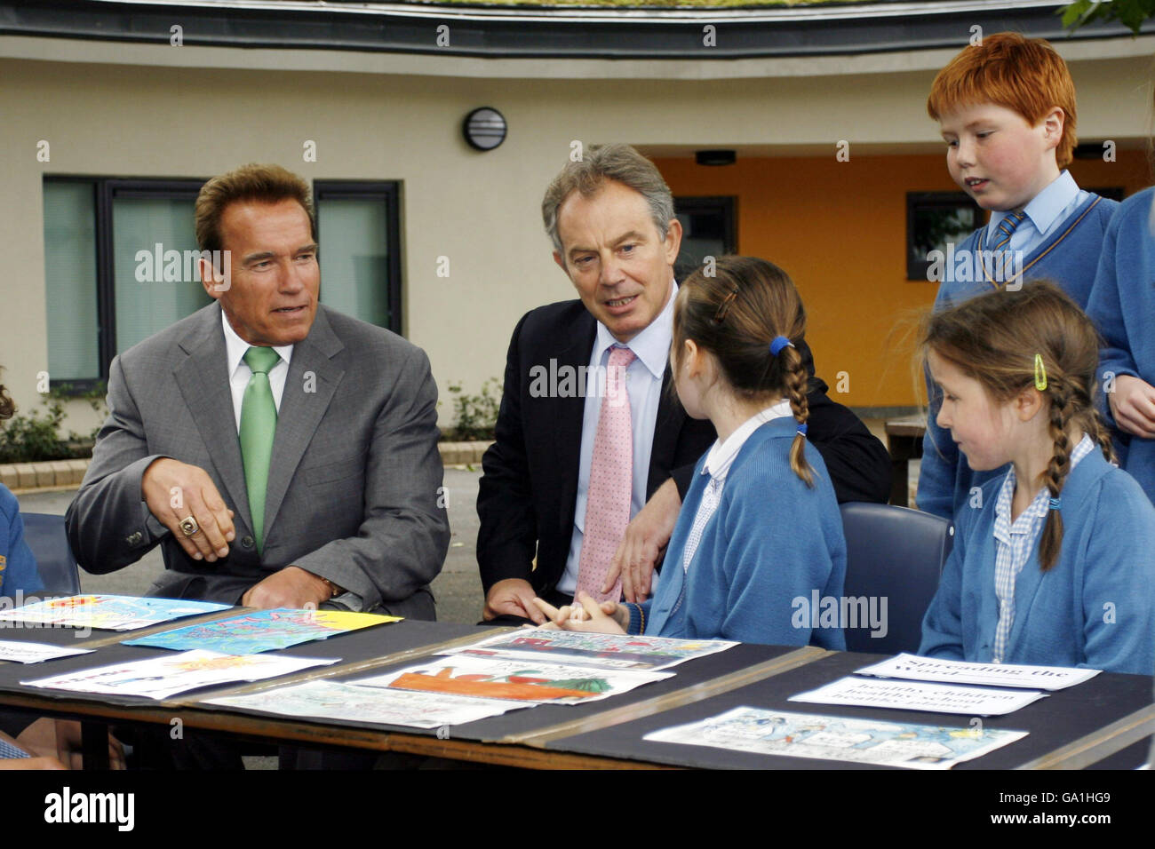 Le Premier ministre britannique Tony Blair, 2e à gauche, et le gouverneur américain de Californie Arnold Schwarzenegger, à gauche, parlent à des étudiants de l'école primaire Larmenier & Sacred Heart, Londres. Banque D'Images