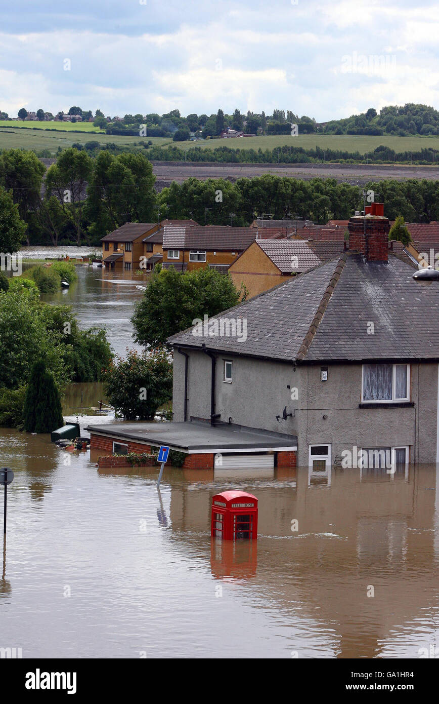 RECULTURE DES INONDATIONS CLIMATIQUES 60. Le village de Catcliffe près de Sheffield, qui est sous l'eau après deux jours de fortes pluies qui ont causé des inondations dans le Yorkshire. Banque D'Images
