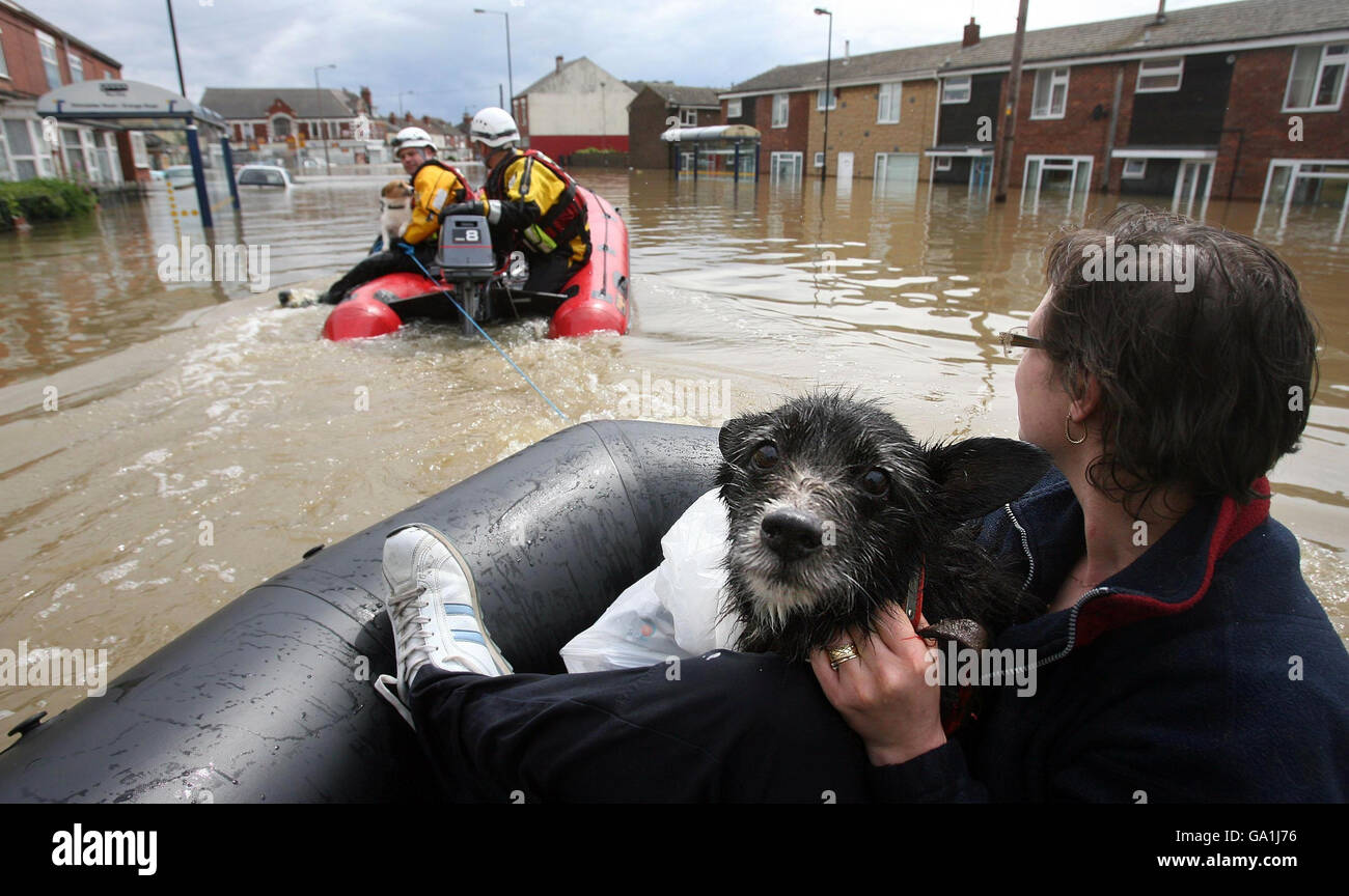 Les pompiers ont remorqué une femme et son chien en toute sécurité alors que les eaux d'inondation se dressent dans le péage près de Doncaster, dans le Yorkshire du Sud. Banque D'Images