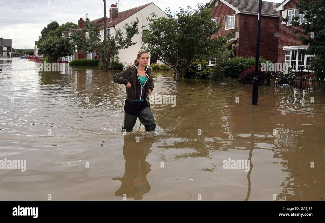 Un résident s'épate tandis que les eaux d'inondation s'élèvent dans Toll Bar près de Doncaster, dans le Yorkshire du Sud. Banque D'Images