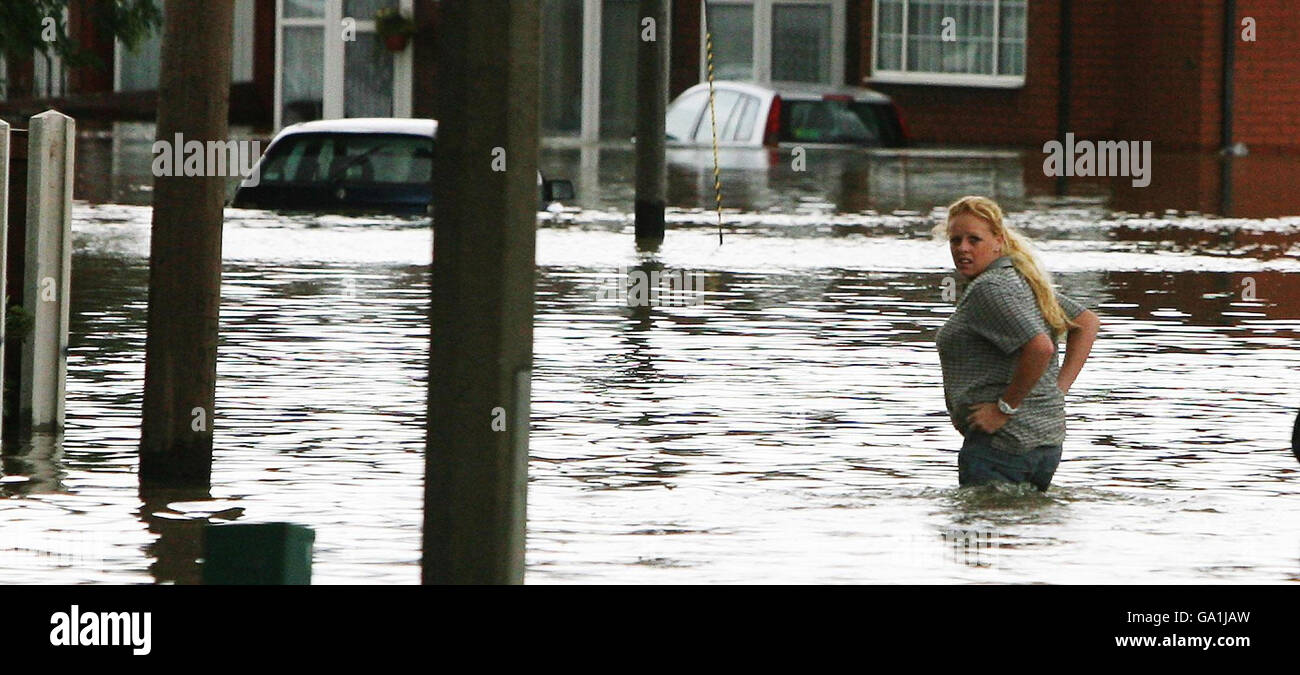 Un résident des eaux d'inondation se lève dans le bar à péage près de Doncaster, dans le Yorkshire du Sud. Banque D'Images