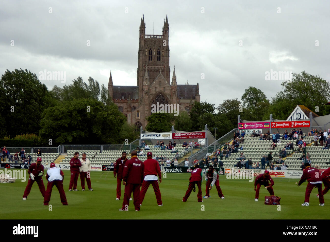 L'équipe des West Indies s'échauffe entre deux averses avant le match d'un jour à New Road, Worcester. Banque D'Images