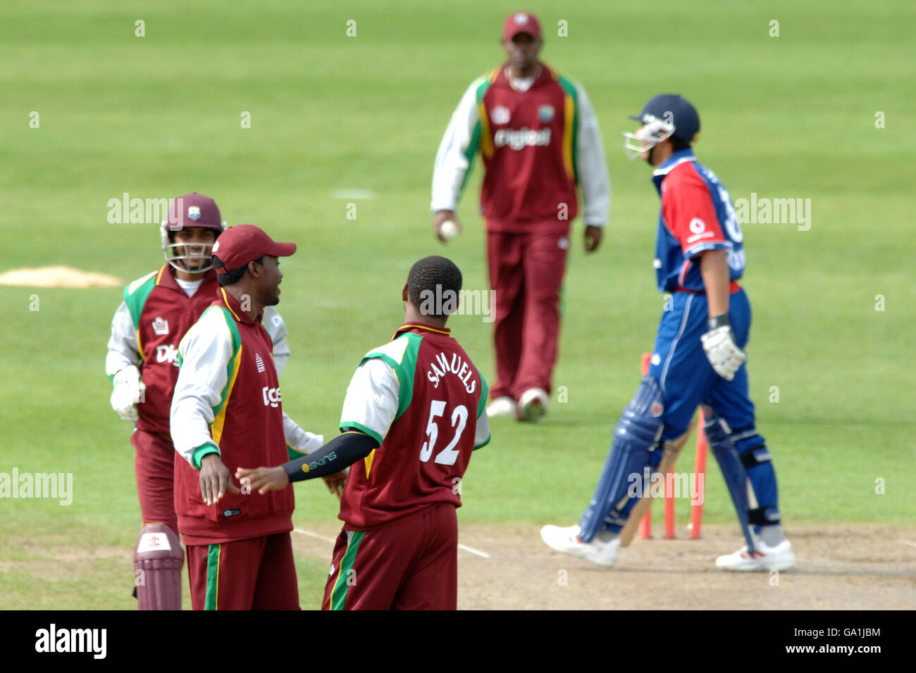 Le Vikram Solanki des Lions d'Angleterre sort du terrain après avoir été encoré par Marlon Samuels des Antilles lors du match d'une journée à New Road, Worcester. Banque D'Images