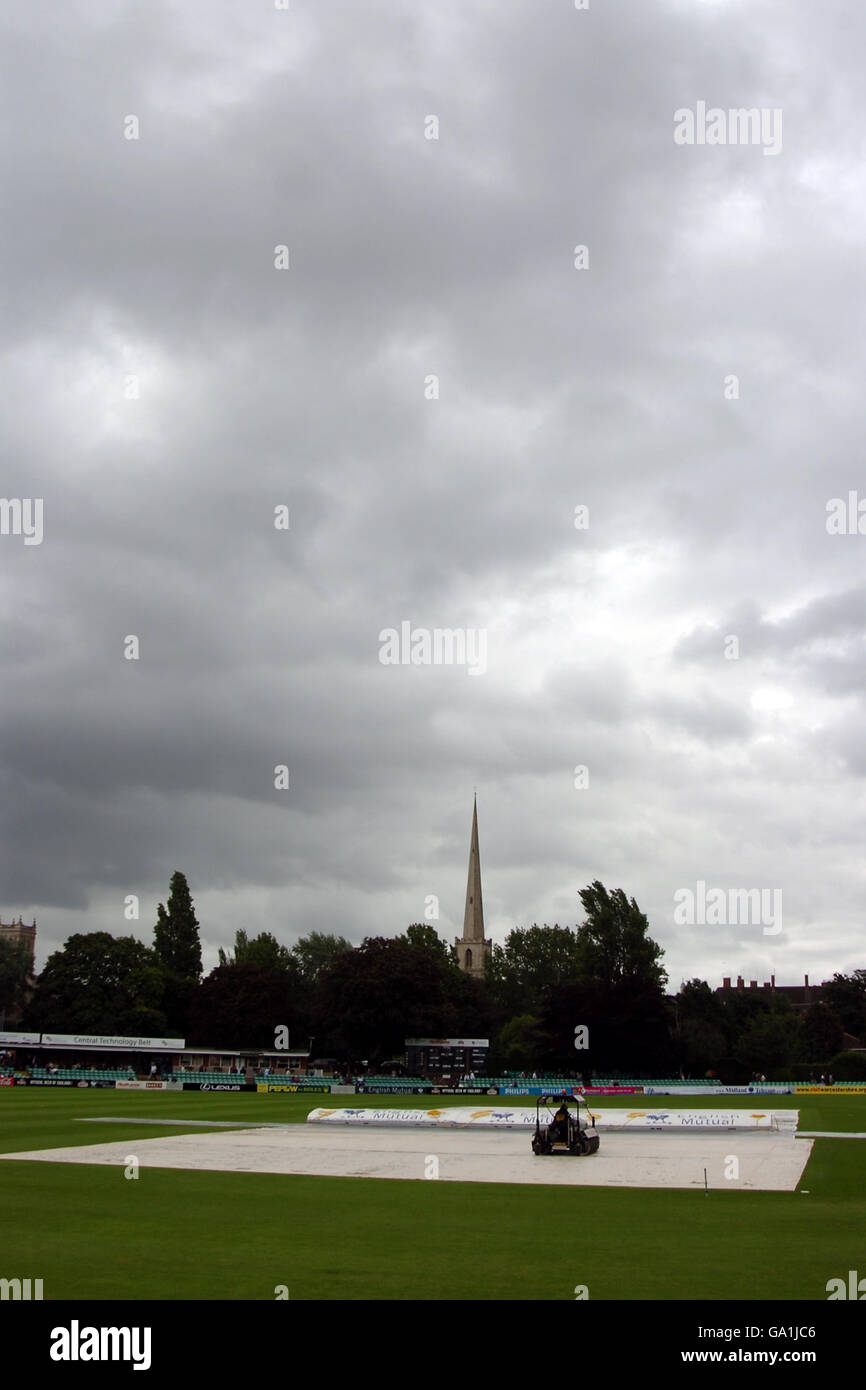 Vue sur les nuages au-dessus de la pluie avant le match d'un jour entre les Lions d'Angleterre et les Antilles à New Road, Worcester. Banque D'Images