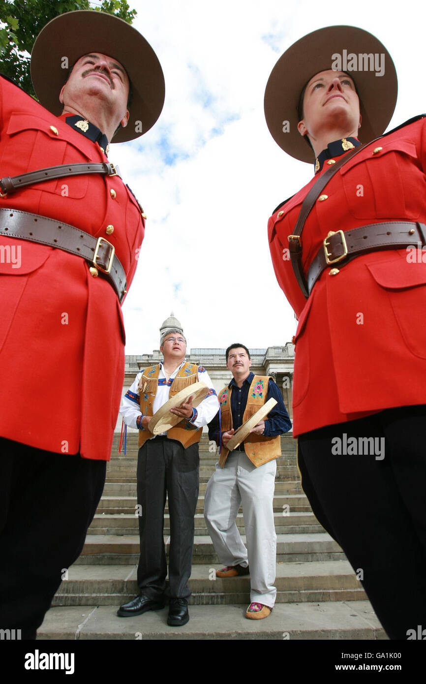 Les monts canadiens le Caporal Peter Stevens et le CST Kimberly Sarson avec les aînés Lenoard Kenny (arrière gauche) et Leeroy Andre (arrière droit) de la première nation Dene ont battu le tambour aujourd'hui à Trafalgar Square, à Londres. Banque D'Images