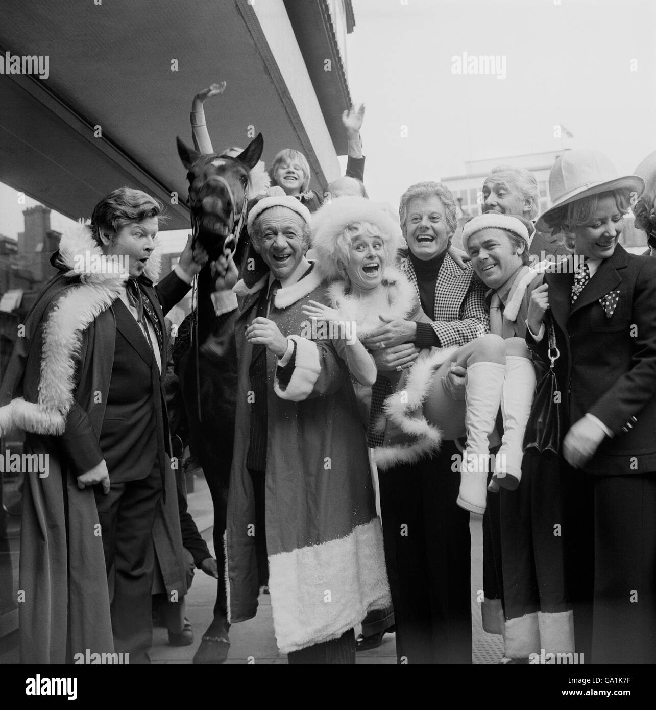 Les artistes qui devaient apparaître sur ITV à Noël ont été rassemblés aujourd'hui pour une fête au New London Theatre. De gauche à droite : Benny Hill, The Horse Black Beauty, Sid James, Tony Maiden, Barbara Windsor, Danny la rue, Jack Smethurst, Hughie Green et Babs of the Beverely Sisters Banque D'Images