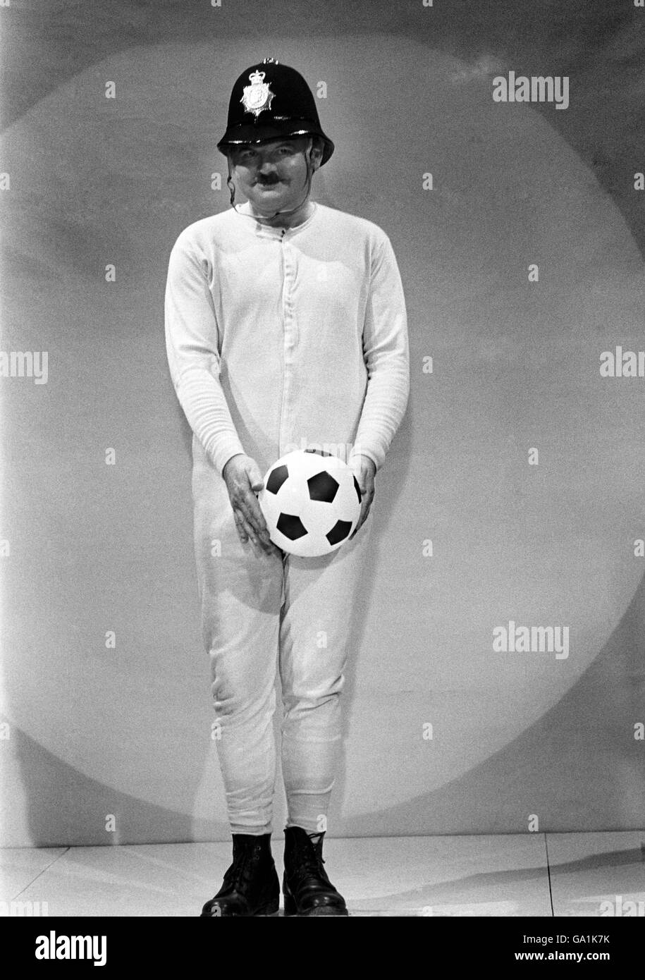 Le comédien Benny Hill, dans l'un des sous-cas où il se produit lors de son spectacle de Noël sur Thames TV ce Noël. Banque D'Images