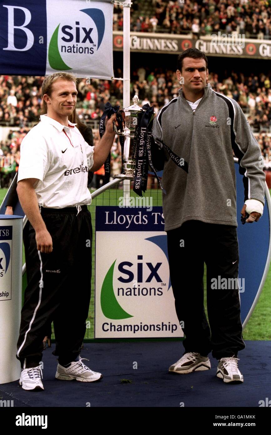 Matt Dawson (l) et Martin Johnson (r), en Angleterre, sont en haute altitude Trophée Lloyds TSB six Nations après la défaite en Irlande Banque D'Images