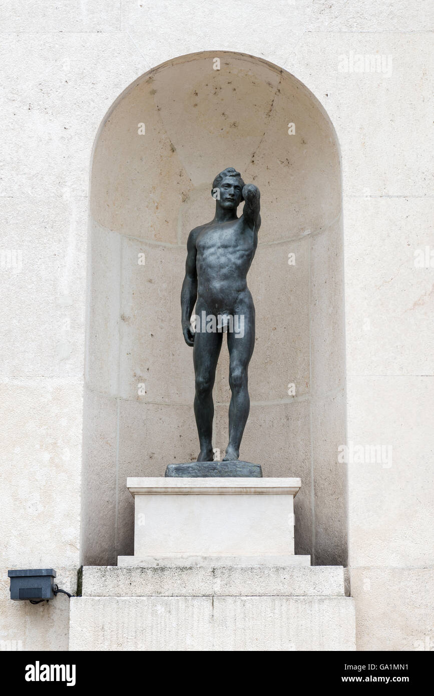 Bilbao, Espagne - 5 octobre, 2015 : Homme statue devant le Musée des beaux-arts de Bilbao. Banque D'Images