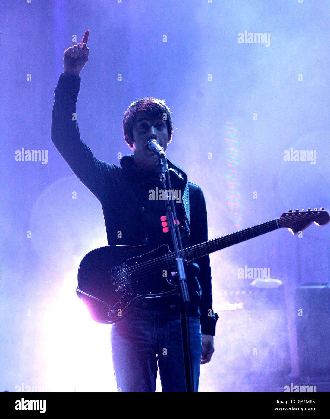Les Arctic Monkeys se sont produits sur la scène de la Pyramide au Glastonbury Festival de 2007 à la ferme digne de Pilton, dans le Somerset. Banque D'Images Les Arctic Monkeys se sont produits sur la scène de la Pyramide au Glastonbury Festival de 2007 à la ferme digne de Pilton, dans le Somerset. Banque D'Images