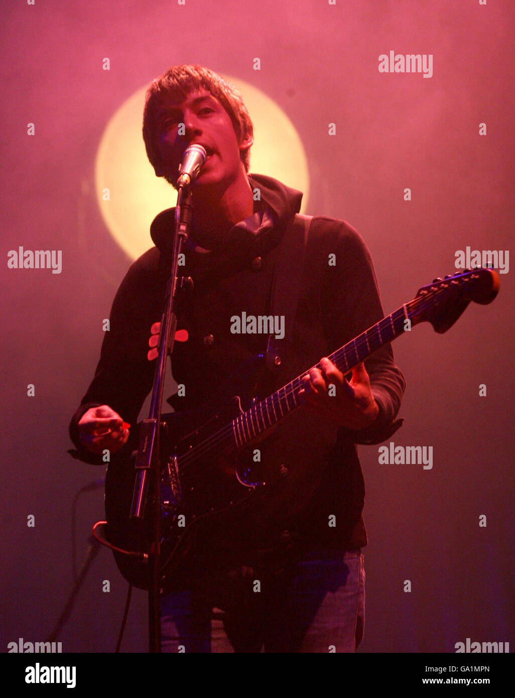 Les Arctic Monkeys se sont produits sur la scène de la Pyramide au Glastonbury Festival de 2007 à la ferme digne de Pilton, dans le Somerset. Banque D'Images Les Arctic Monkeys se sont produits sur la scène de la Pyramide au Glastonbury Festival de 2007 à la ferme digne de Pilton, dans le Somerset. Banque D'Images
